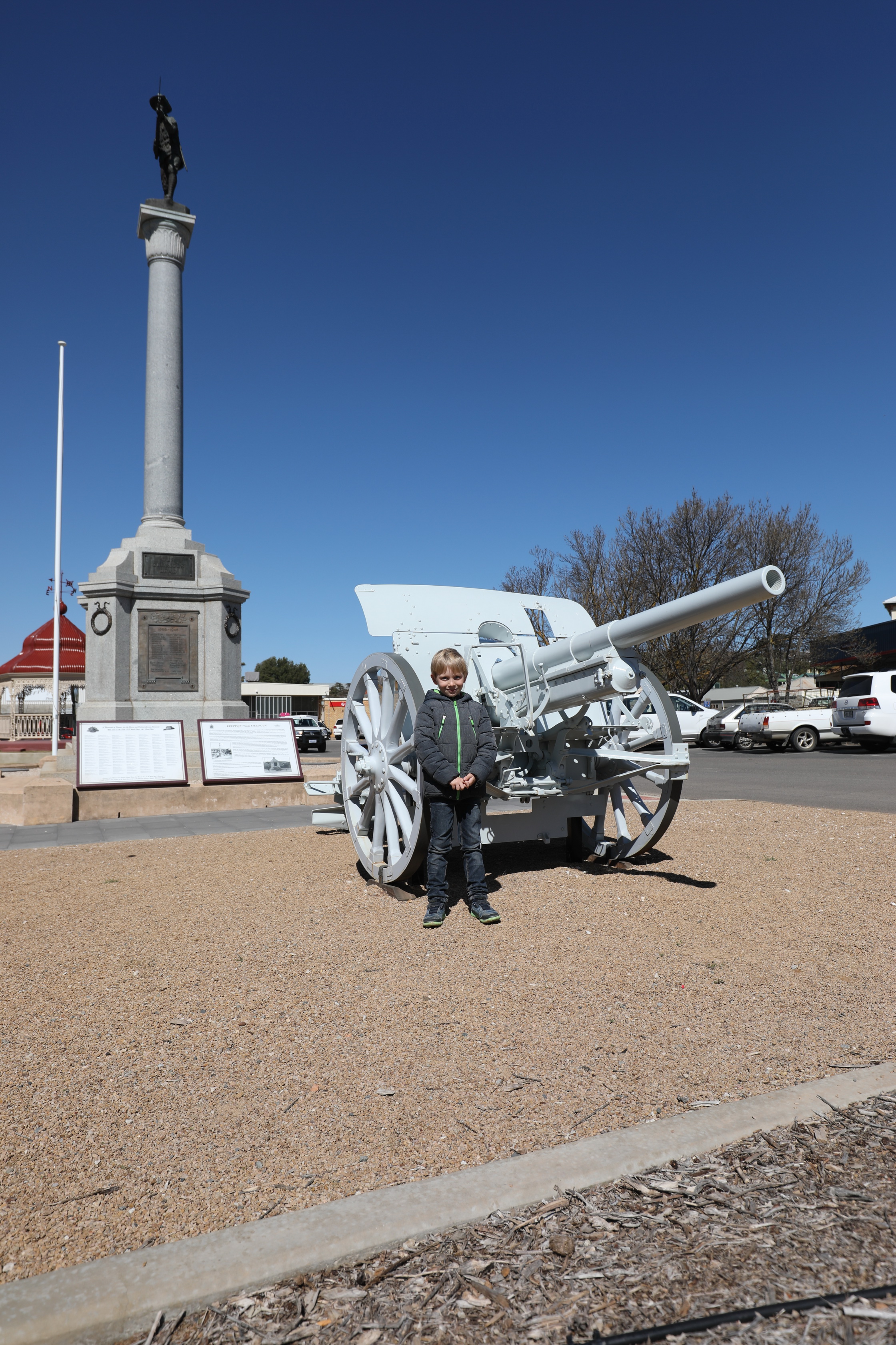Eine alte Kanone die als Kriegsbeute aus Deutschland mitgenommen wurde.